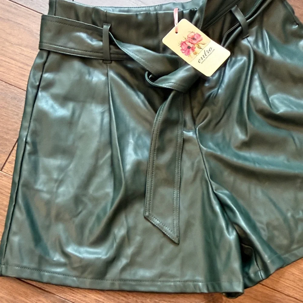 Entro Green Vegan Leather Shorts with Tie Belt NWT Large C11-092